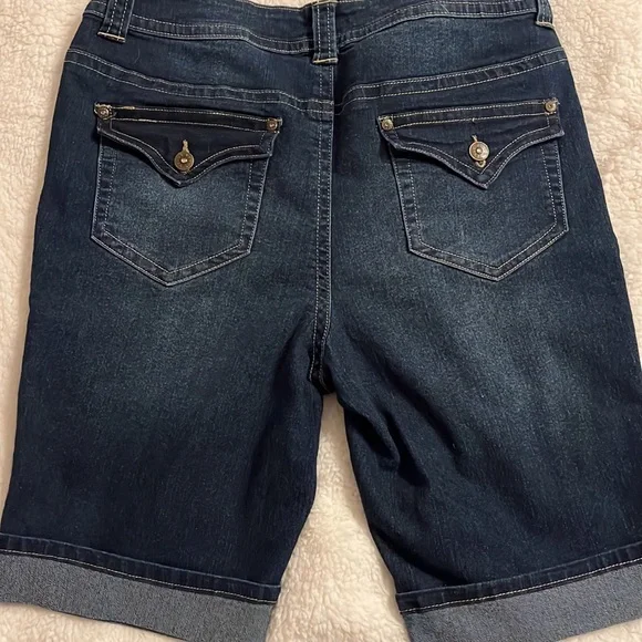 Venus Bermuda shorts- size 14 - Picture 4 of 7